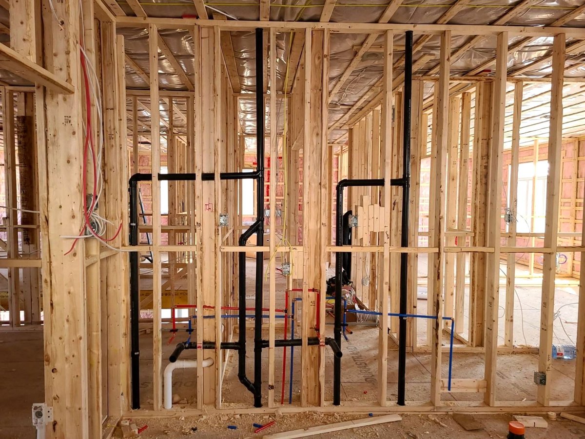 Nouvelle charpente de bois avec préinstallation de la plomberie et de l’électricité